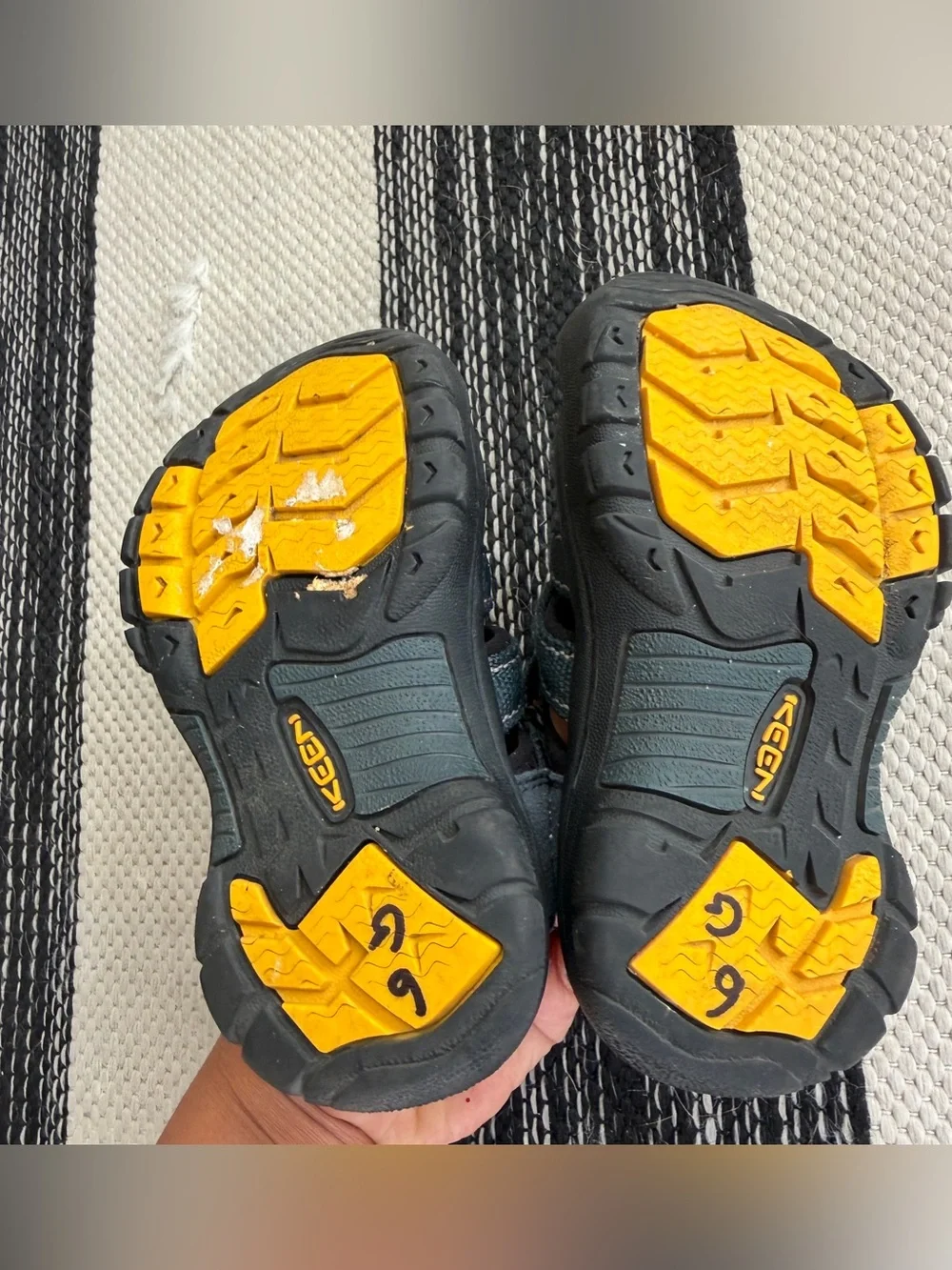 Keen Kids Navy and Black Closed-Toe Washable Sandals with Yellow Accents Size 9
